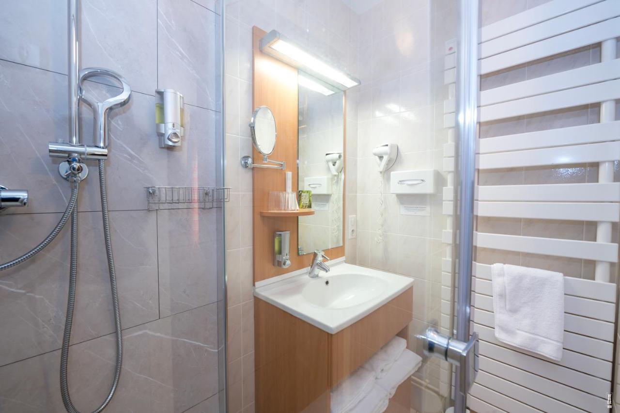 Logis Hotel & Restaurant Des Lacs Celles-sur-Plaine Екстер'єр фото