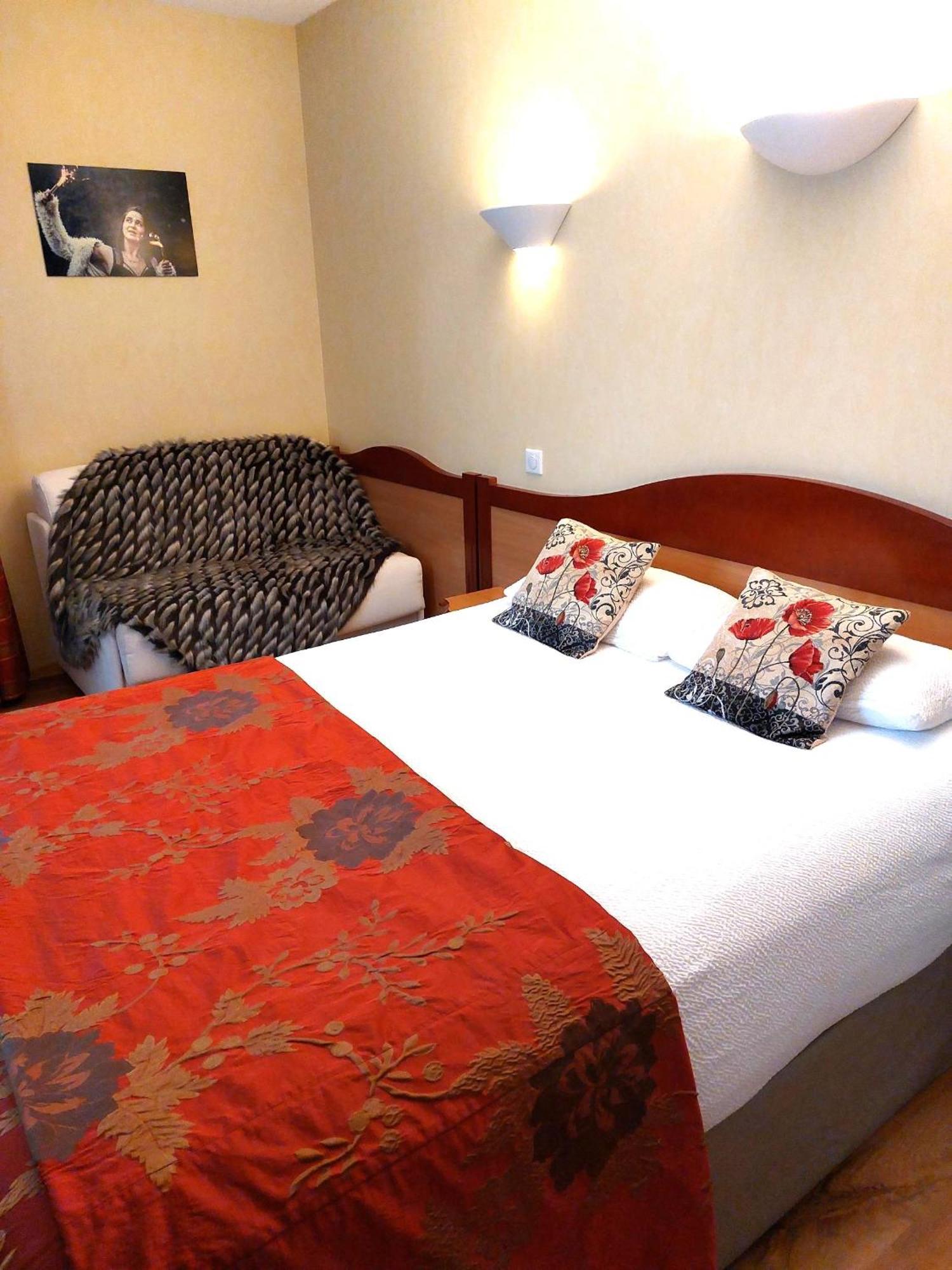 Logis Hotel & Restaurant Des Lacs Celles-sur-Plaine Екстер'єр фото