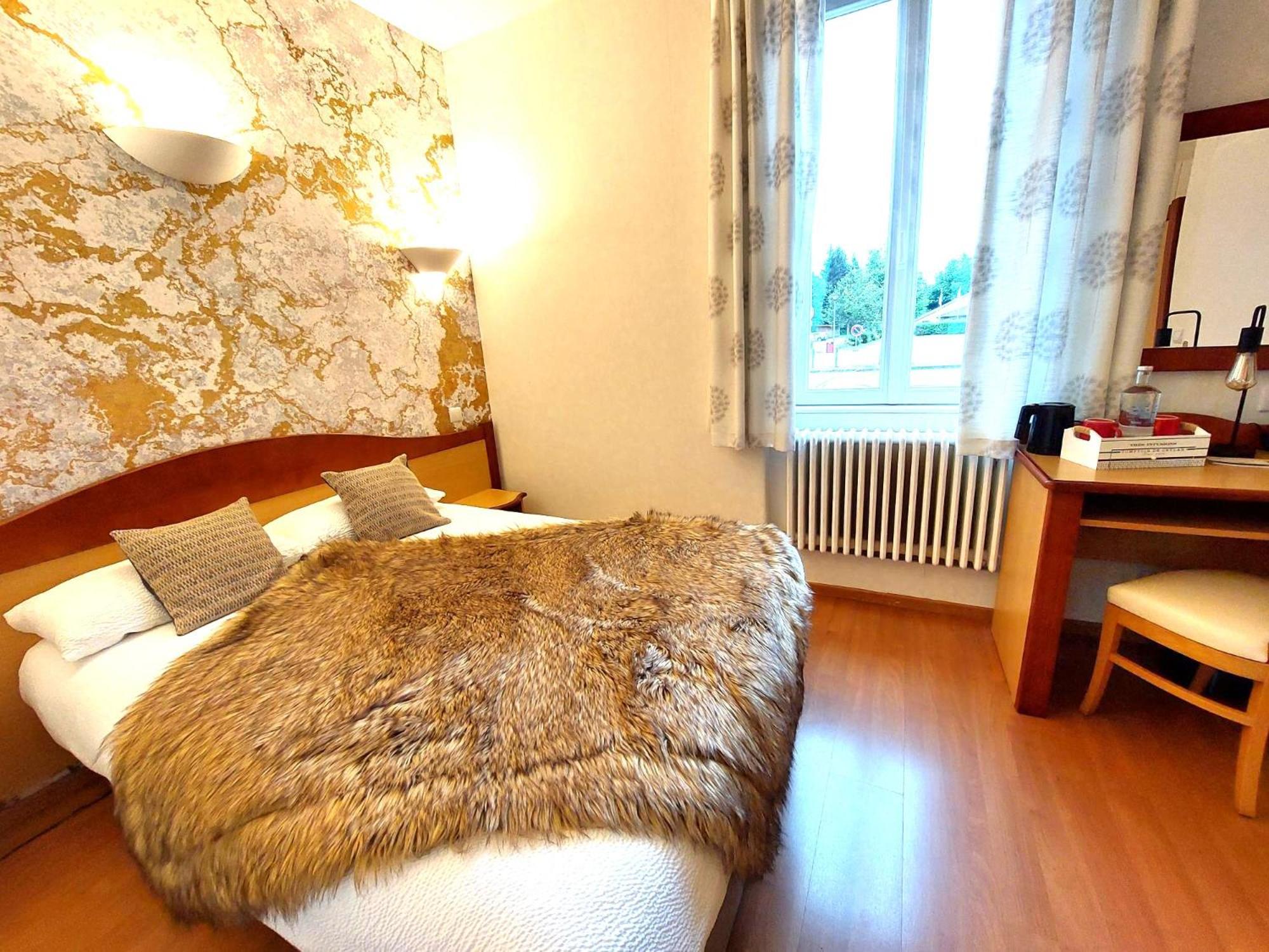 Logis Hotel & Restaurant Des Lacs Celles-sur-Plaine Екстер'єр фото