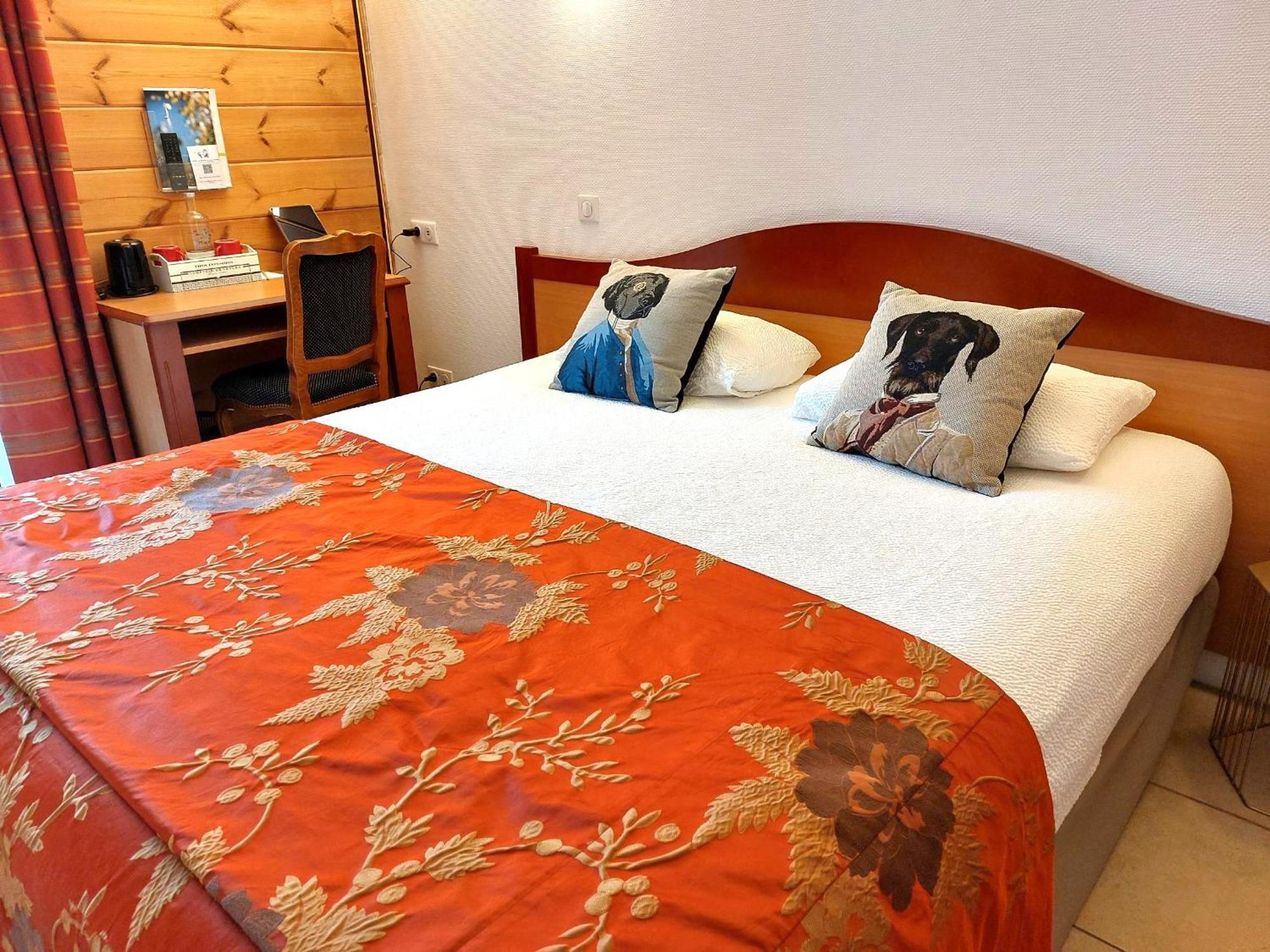 Logis Hotel & Restaurant Des Lacs Celles-sur-Plaine Екстер'єр фото