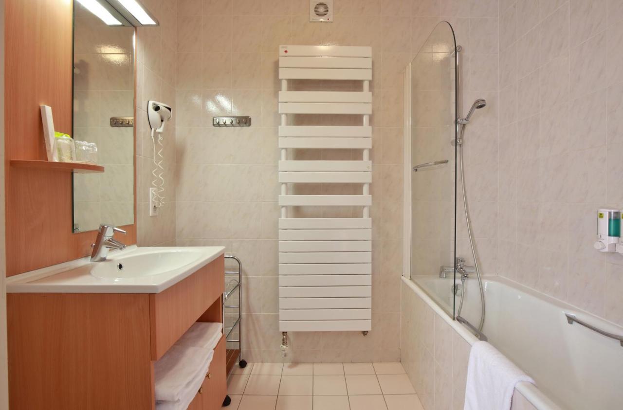 Logis Hotel & Restaurant Des Lacs Celles-sur-Plaine Екстер'єр фото